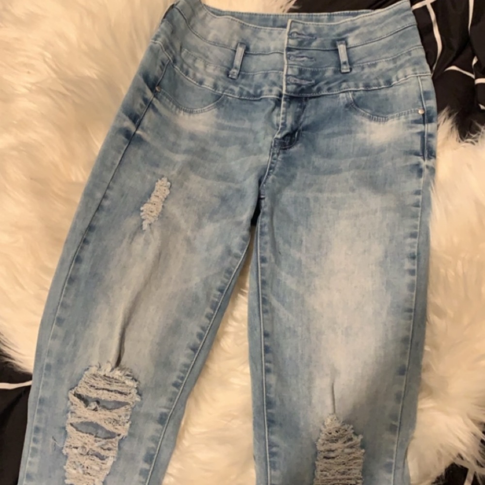 LLight-Wash Ripped Jeans